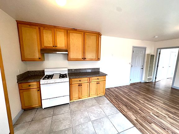 5th image of 424 3/4 W 108th St #C