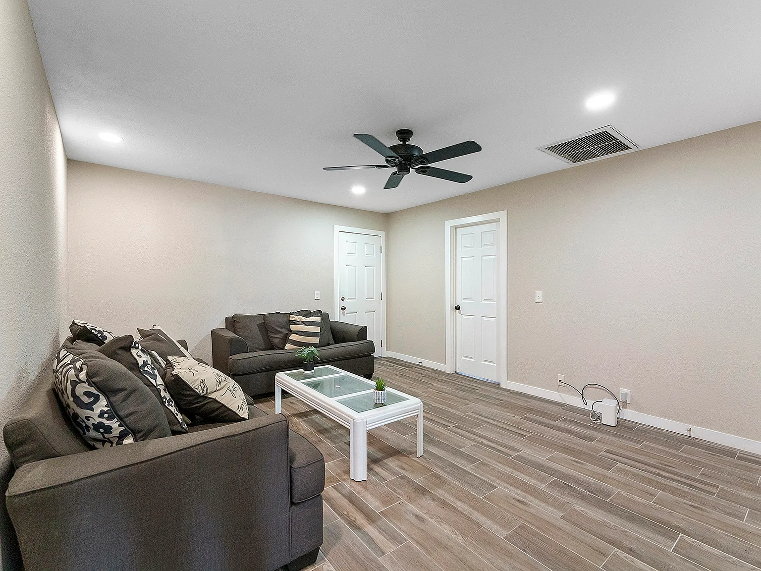 5 bed, 1800 sqft, $700 — Photo 2