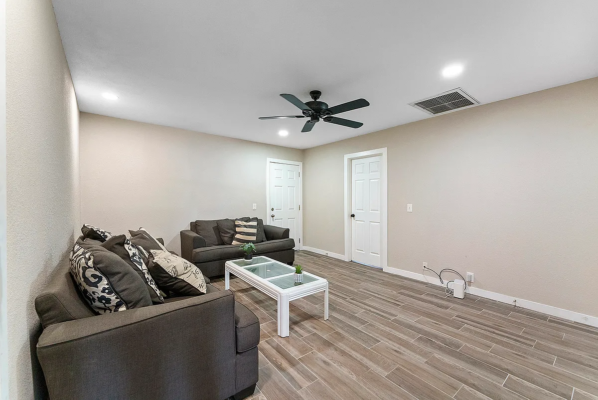 Building Photo - 2228 W Enid Ave #4