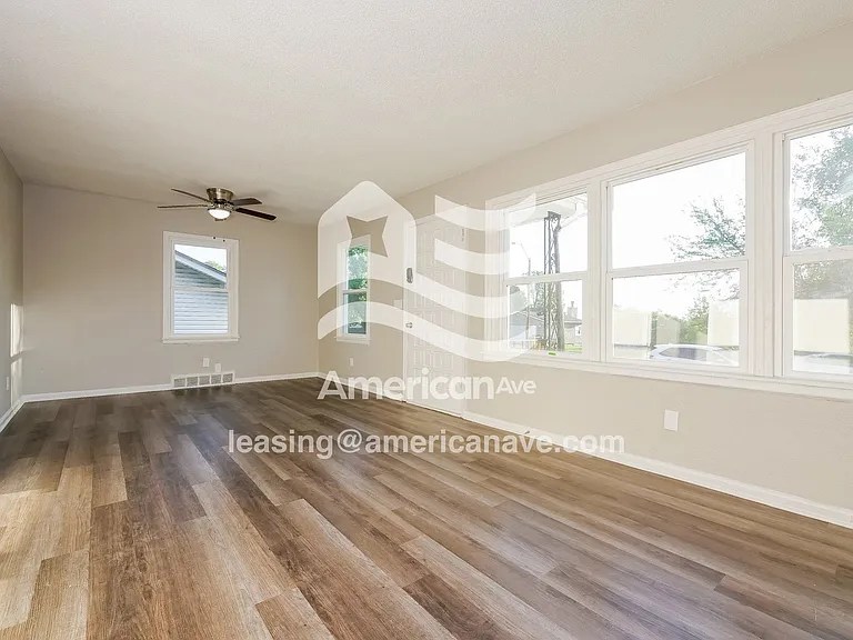 1692199_006_wm_-_living_room_13184144.jpg