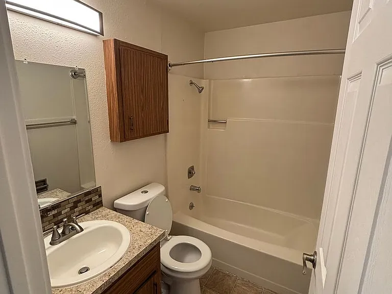 1 Bedroom 1 Bathroom at Hollywood Park Apartments — Photo 24