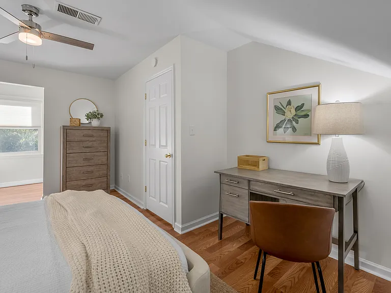 Dedicated workspace in one of the upstairs Queen bedrooms