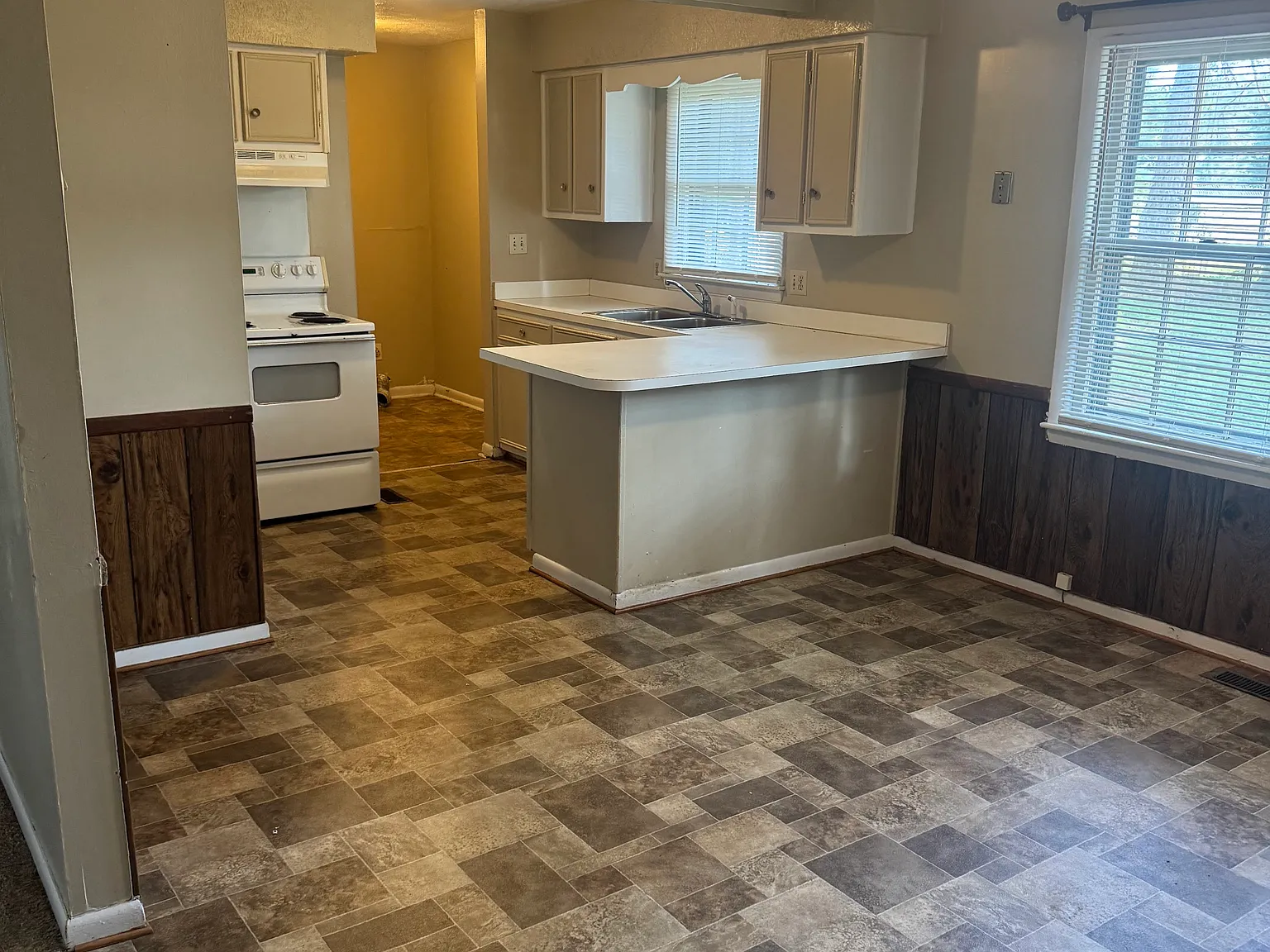 3 bed, 1190 sqft, $1,300 — Photo 3