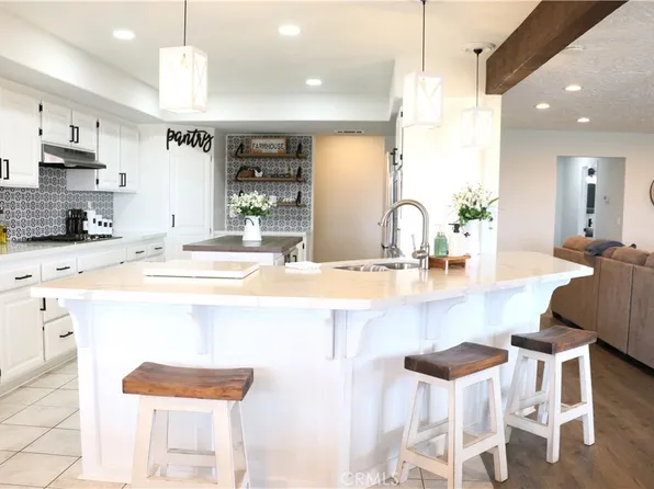 16324 Crown Valley Dr, Apple Valley, CA 92307