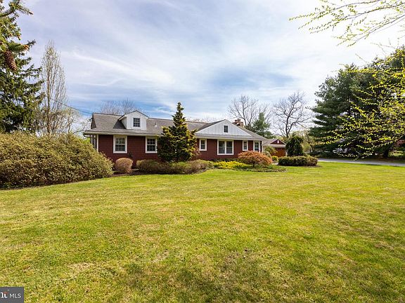 3rd image of 1058 Glen Hall Rd