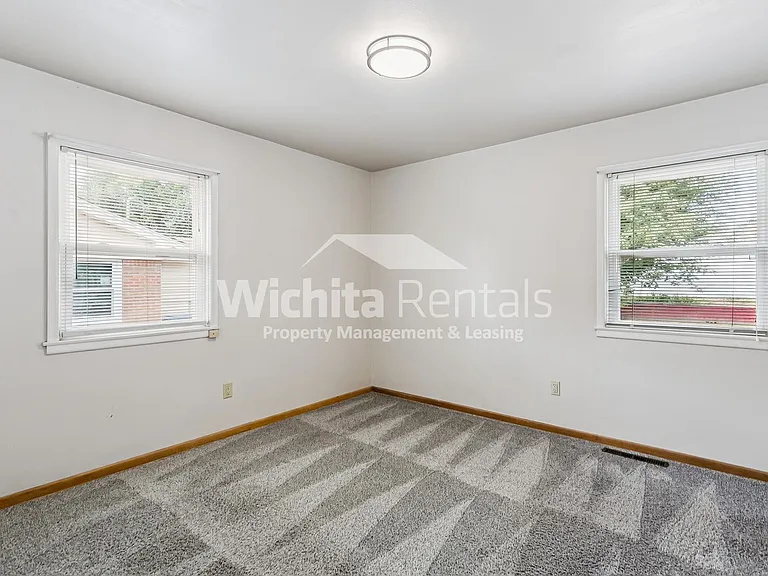 525 S Derby Ave — Photo 9