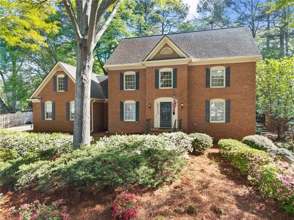 556 Daisy Nash Dr, Lilburn, GA 30047