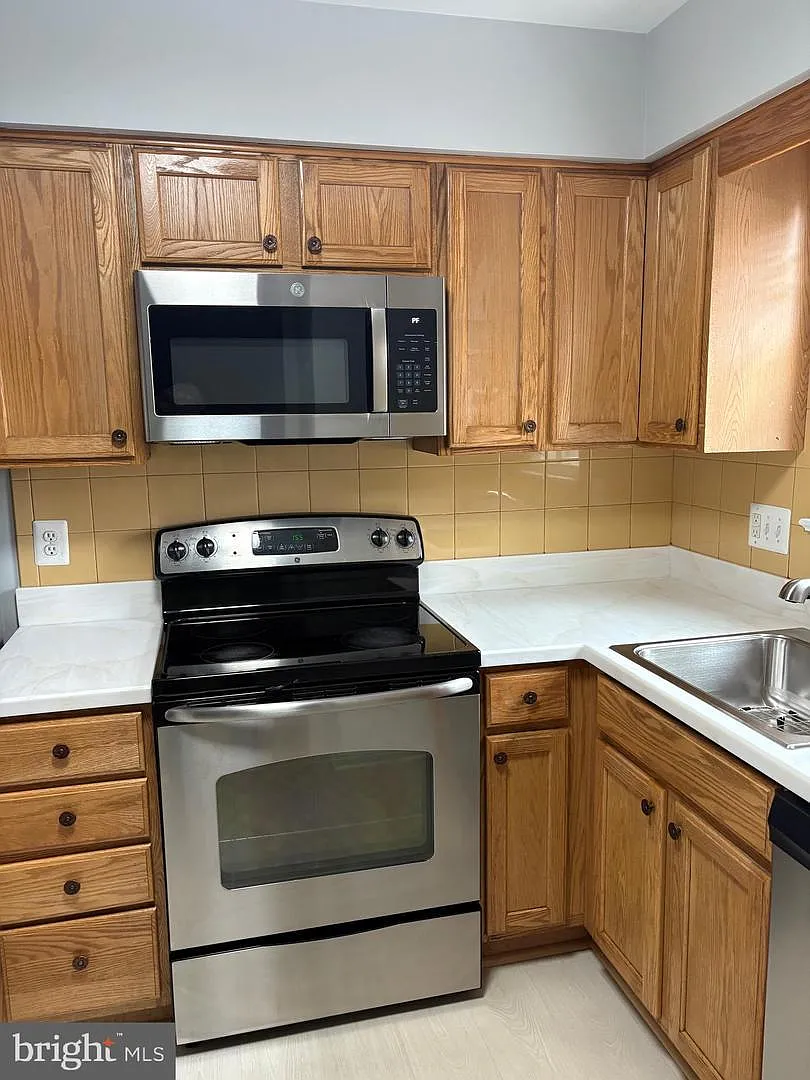 3 bed, 1152 sqft, $2,400 — Photo 2