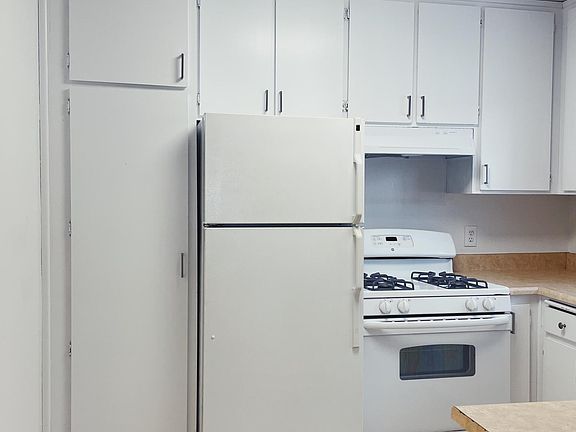 2nd image of 4420 Jewell St #B