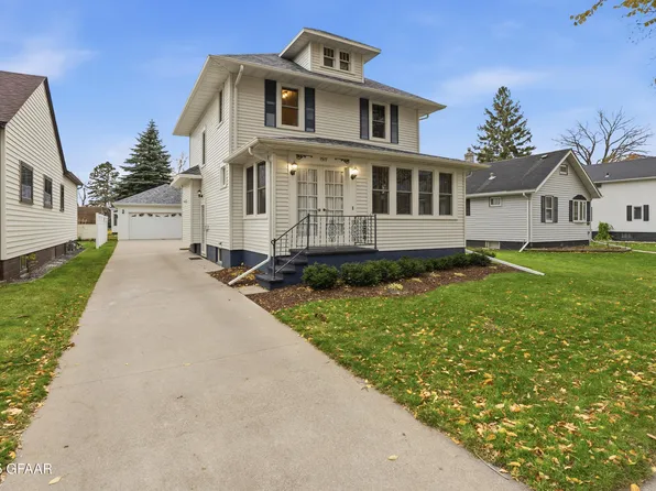 1317 Chestnut St, Grand Forks, ND 58201