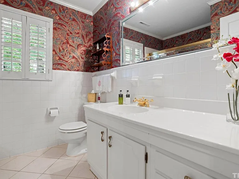 426 Devonshire Ln — Photo 13