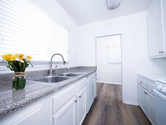 5th image of 5225 De Longpre Ave #425285
