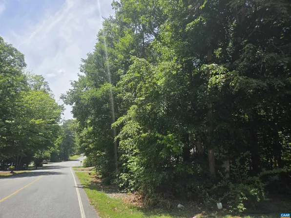 863 Jefferson Dr E, Palmyra, VA 22963