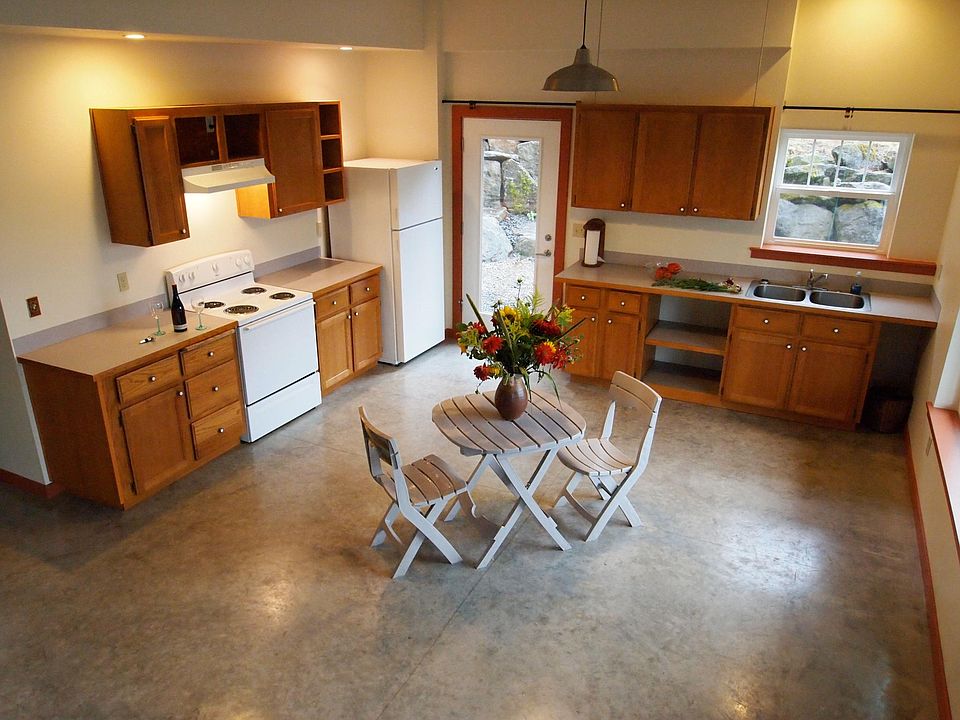 Spacious kitchen. Lots of daylight.