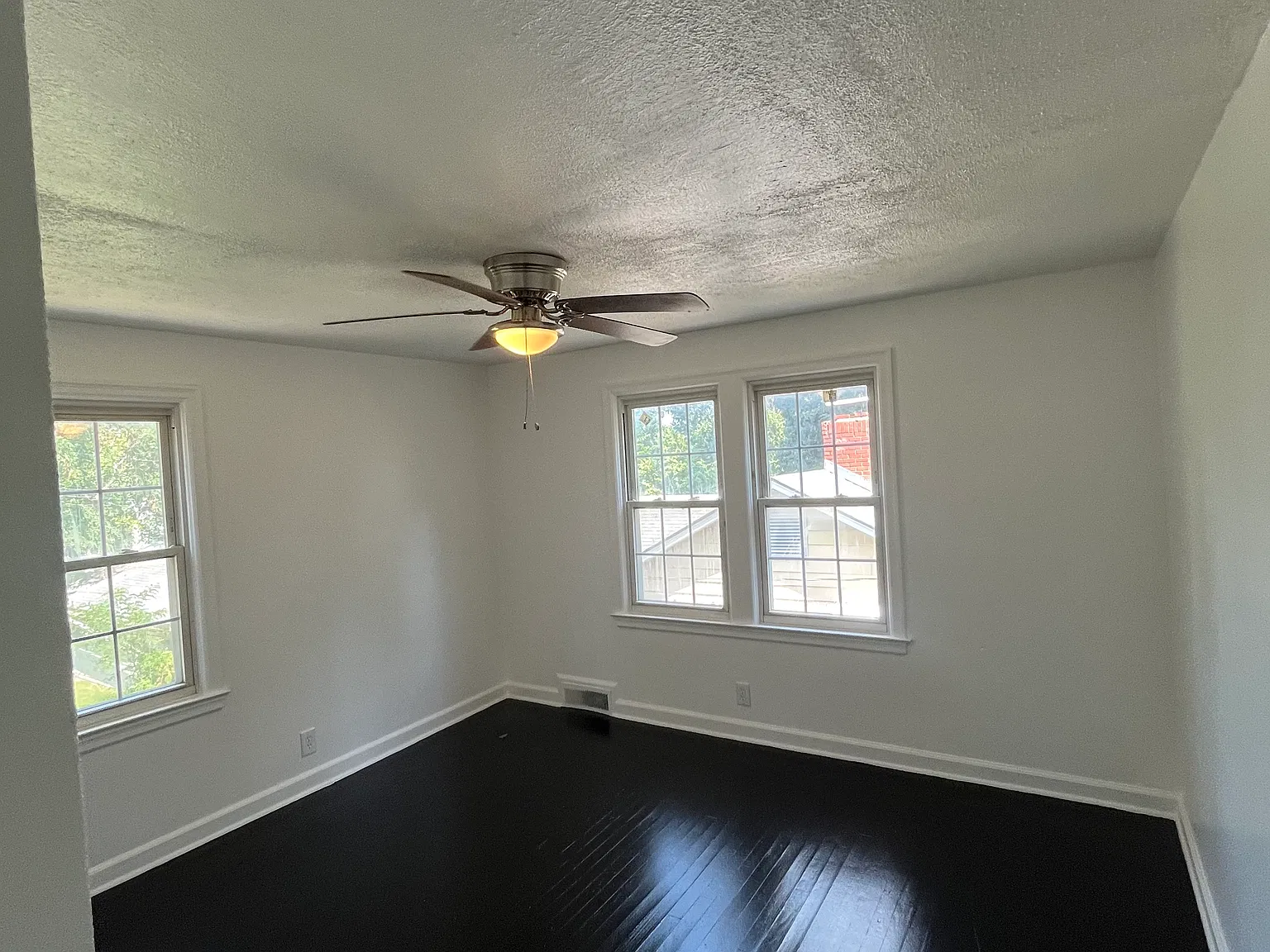 3 bed, 1.5 bath, 1367 sqft, $1,650 — Photo 2