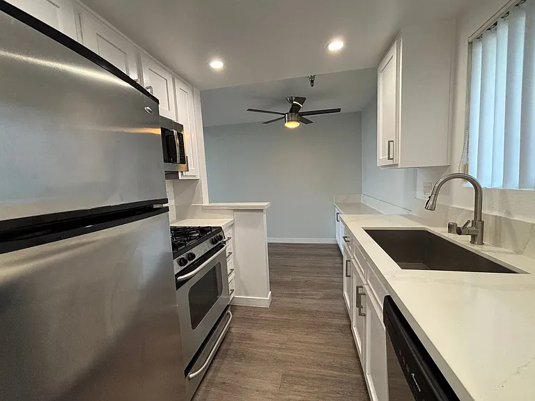 110 S Sweetzer Ave — Photo 66