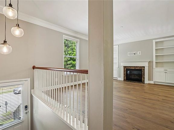 4th image of 3733 Inglewood Way NE