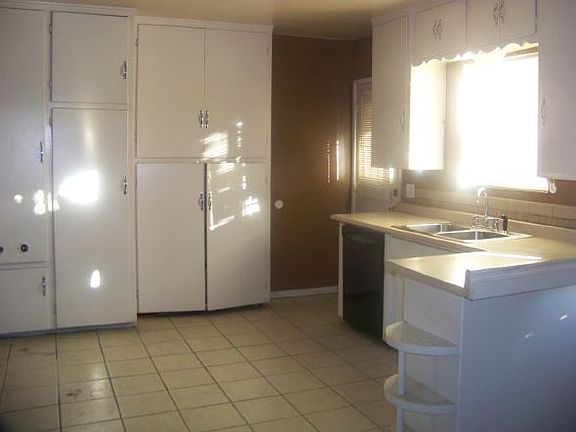 2nd image of 933 W 25th St