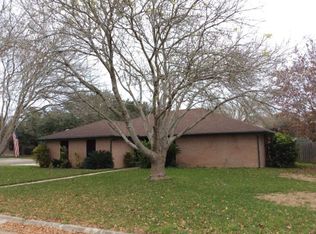 141 S Bluebonnet Dr, Uvalde, TX 78801