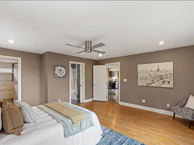 2502 NE 7th St — Photo 9