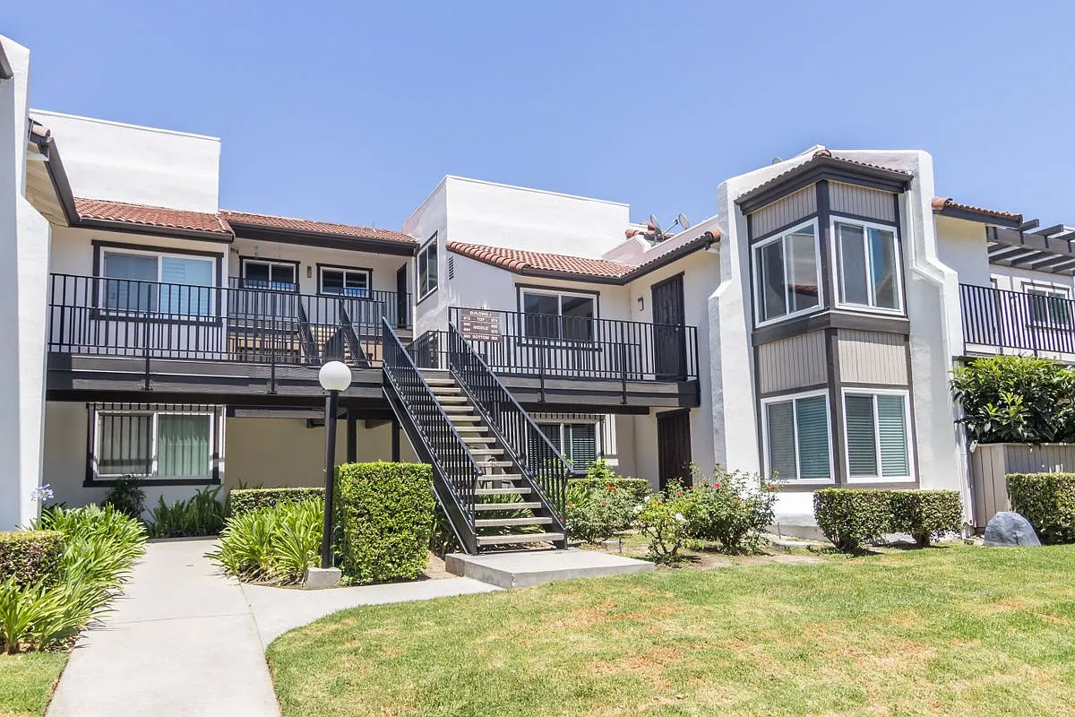 2 bed, 1.0 bath, 896 sqft, $2,600 — Photo 2