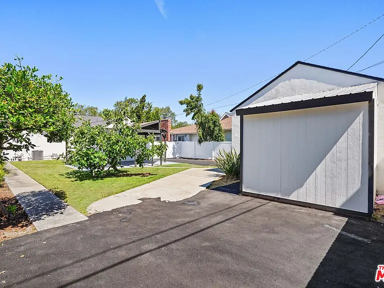 4940 Placidia Ave — Photo 40