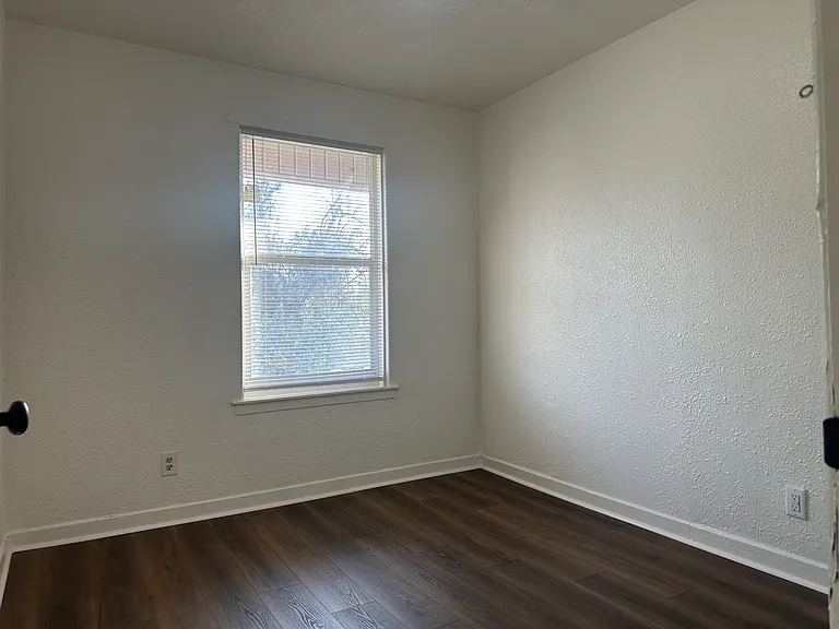 1219 Estelle St — Photo 7