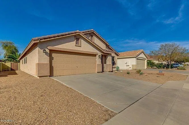4 bed, 1945 sqft, $2,195 — Photo 1