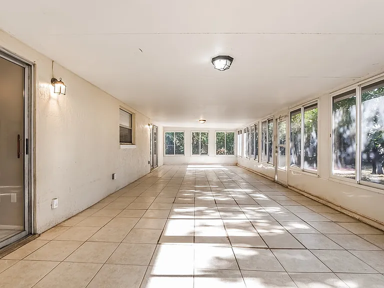 520 Elmwood Ct — Photo 8
