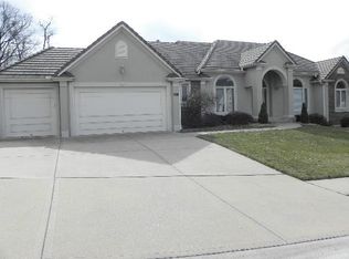 8012 Forest Parks Dr, Parkville, MO 64152