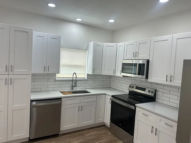 1600 Woodress Ln — Photo 3