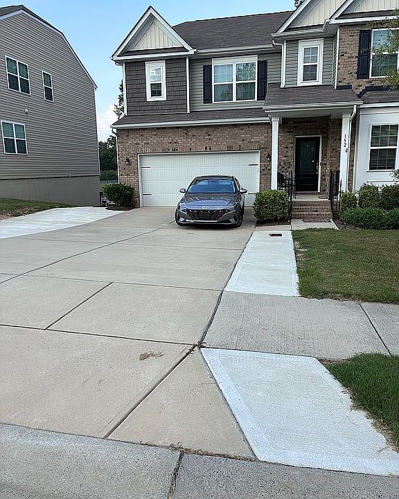 1st image of 152 Alden Oaks St