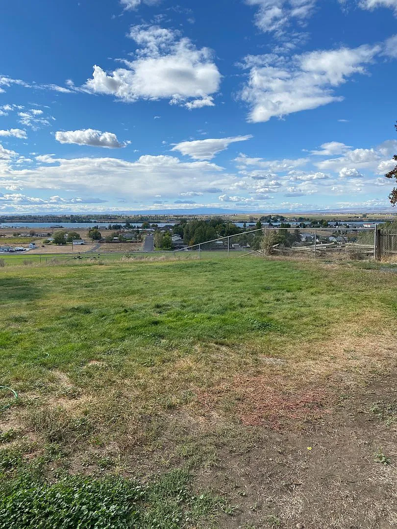 Large Home for Rent on Airway Dr, Beautiful Backyard Views! — Photo 4