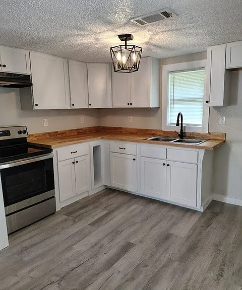 2306 Woodrow St — Photo 3