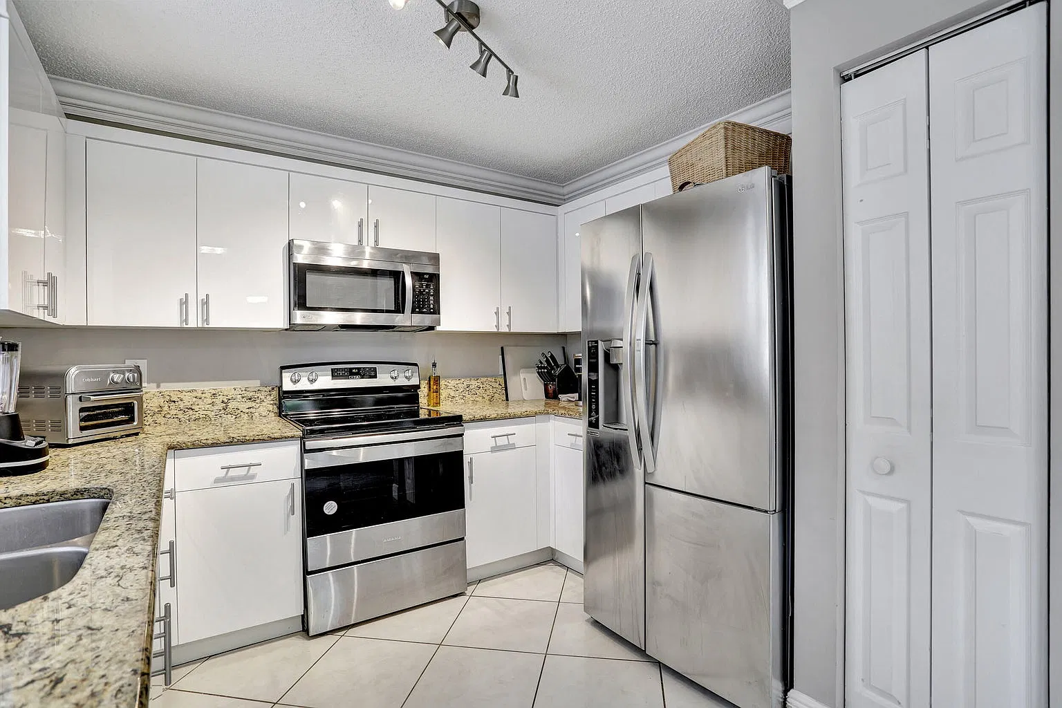 3 bed, 1760 sqft, $3,900 — Photo 1