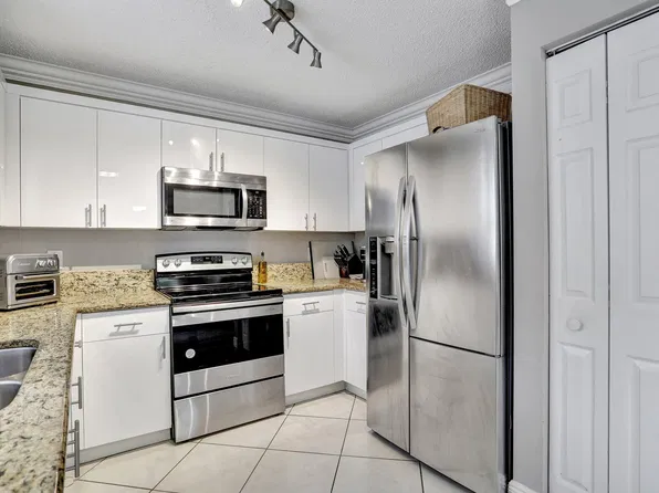 6242 NW 38th Dr, Pompano Beach, FL 33067