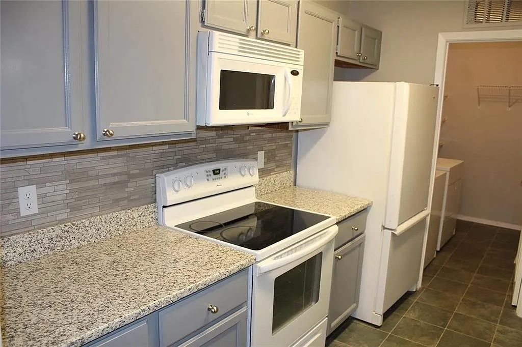 2 bed, 2.0 bath, 1000 sqft, $1,990 — Photo 2