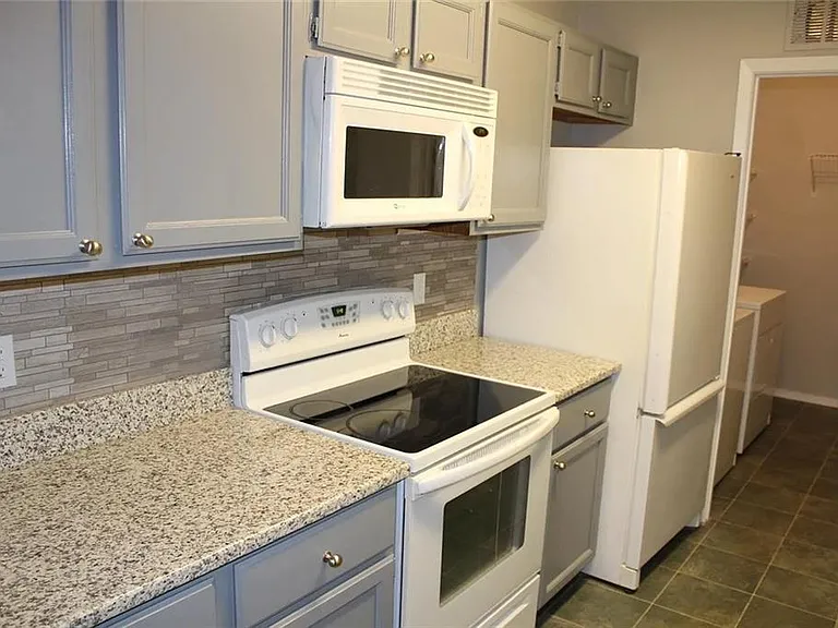 204 Warm Springs Cir — Photo 2