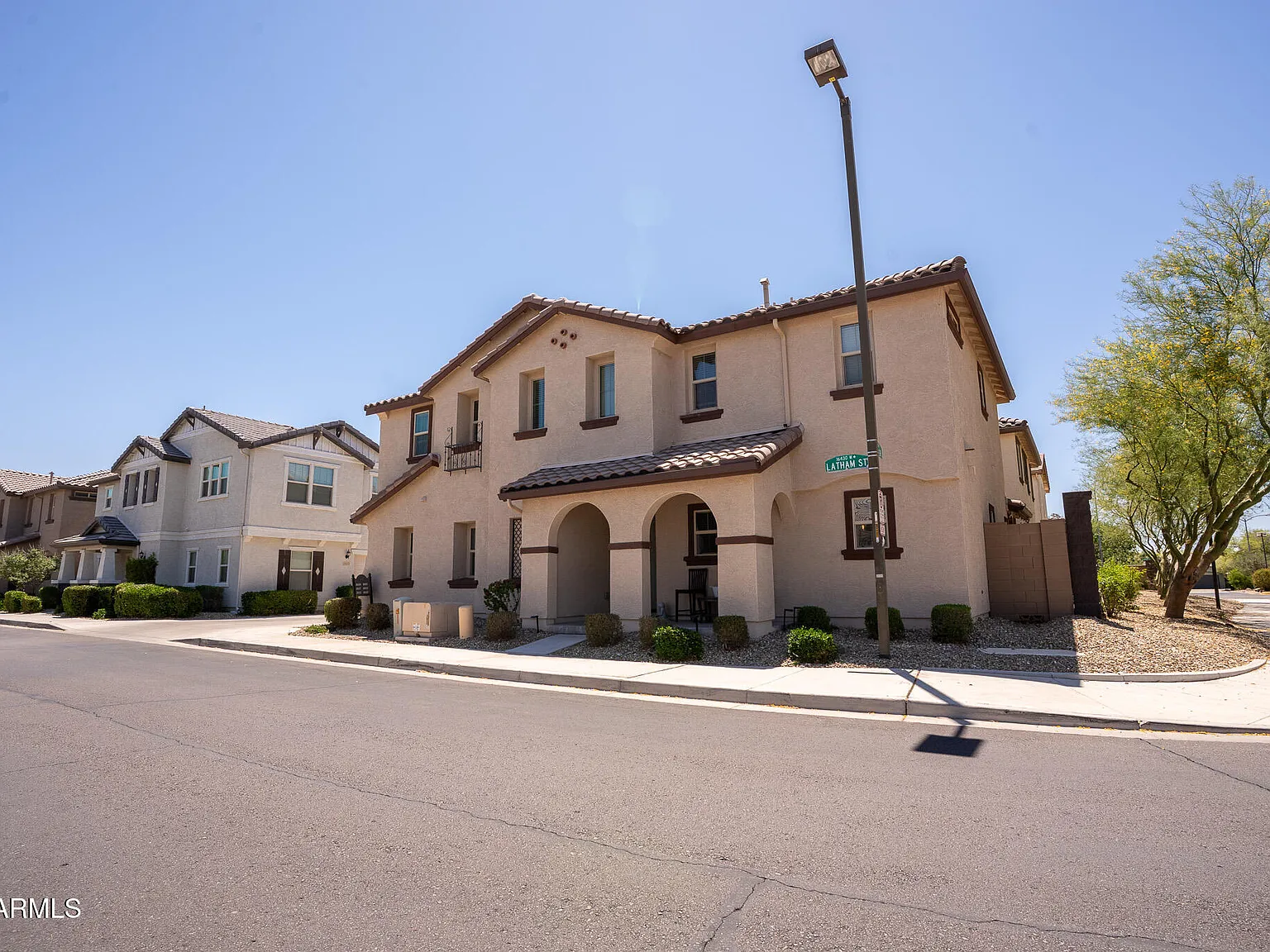 3 bed, 2.5 bath, 2271 sqft, $2,400 — Photo 2