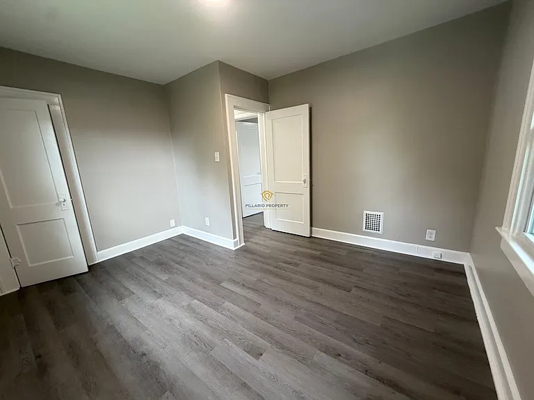 445 W 25th St — Photo 11