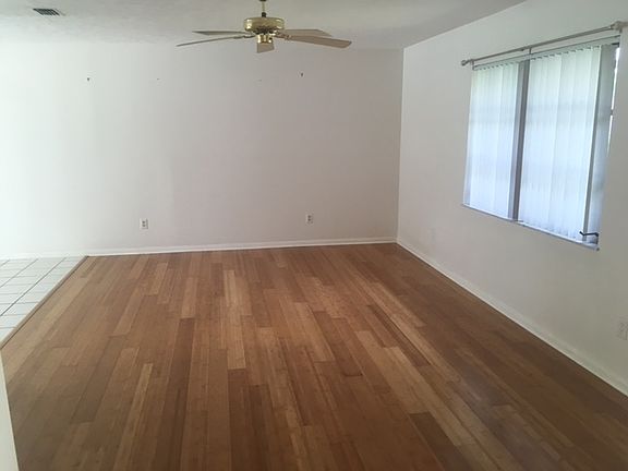 3rd image of 413 SE Whitmore Dr