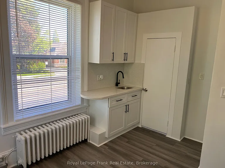 859 Dundas St W #9 — Photo 7