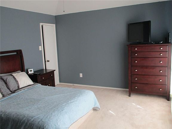 4th image of 1845 Alameda Dr