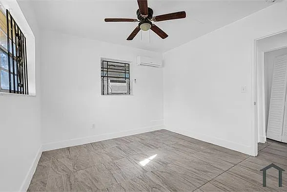 14600 NE 14th Ave #2 — Photo 6