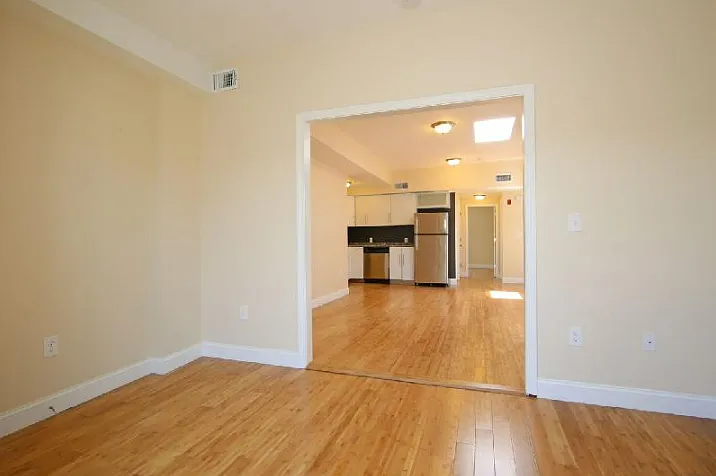 5 bed, 9999 sqft, $5,650 — Photo 4