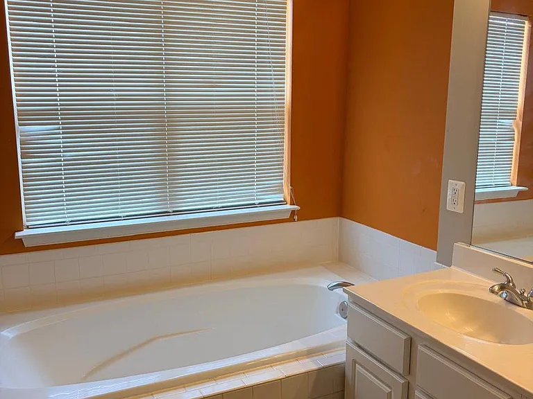21784 Oakville Ter — Photo 15