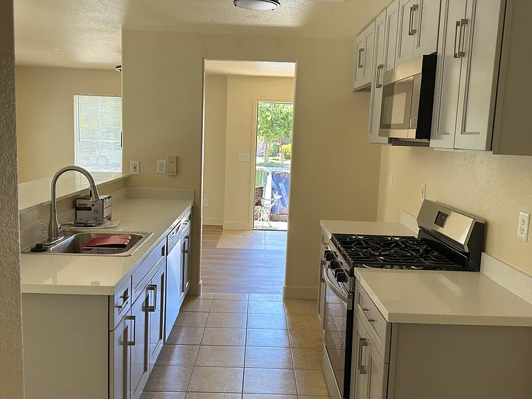 1400 Apple Ln — Photo 4
