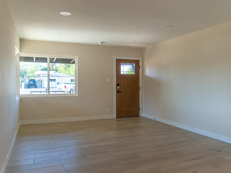 2043 E Oak St — Photo 4