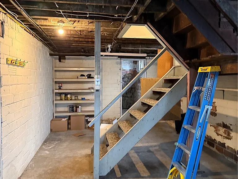 235 Center Ave — Photo 11
