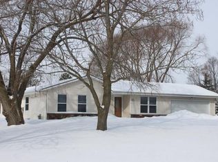 W283N6519 Meadowlark Ln, Hartland, WI 53029